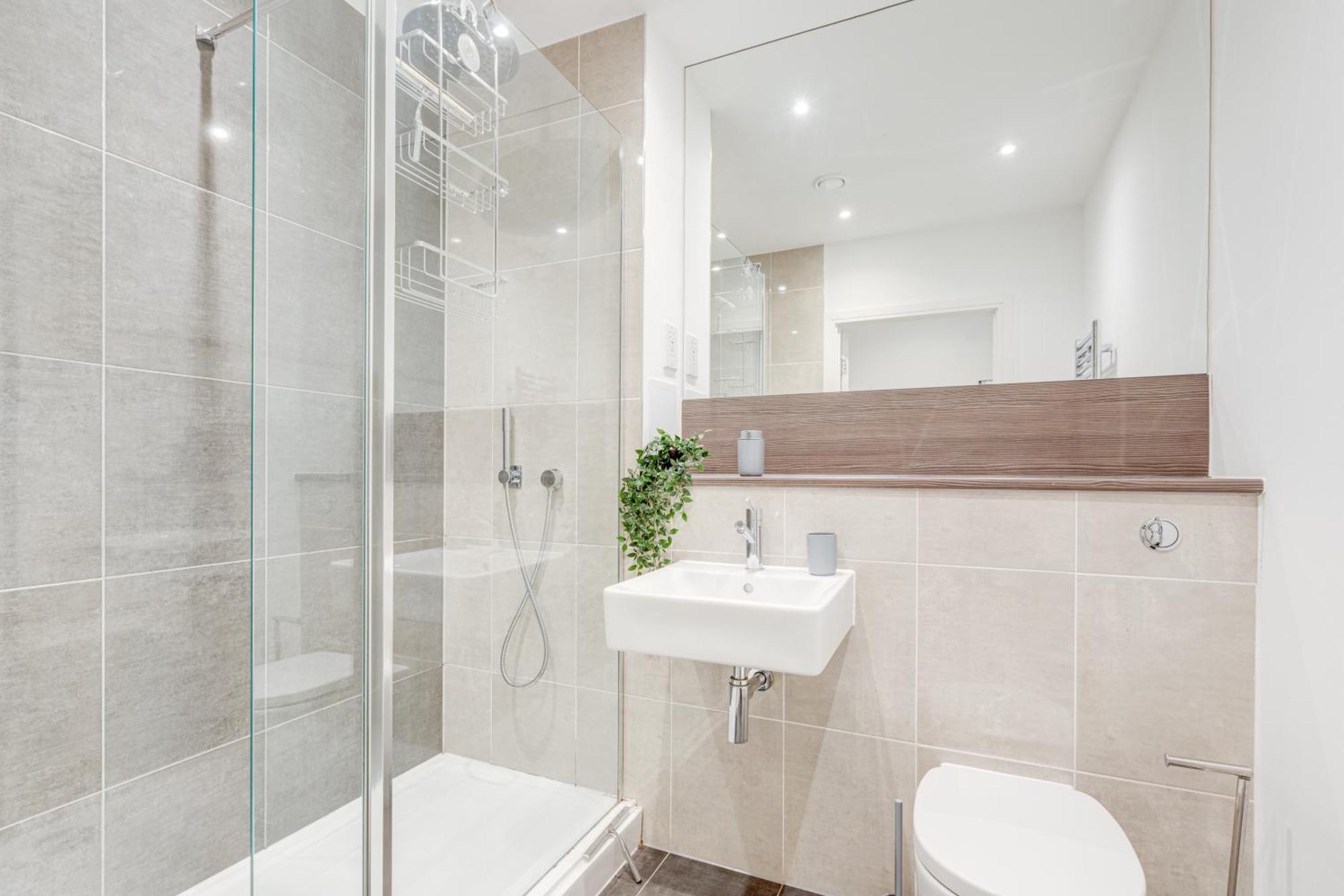 Cozy With 2 Bedrooms * London
